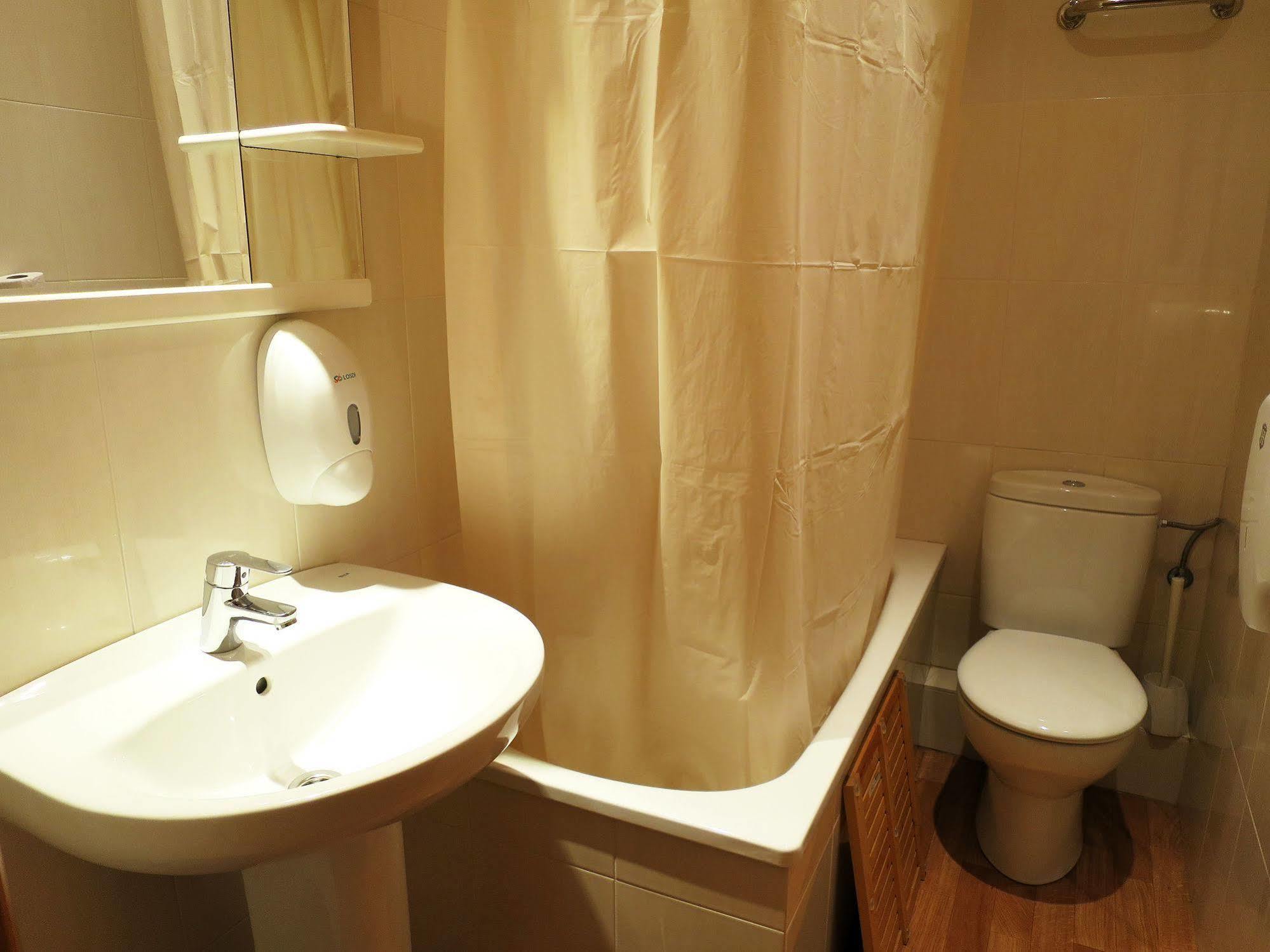 Hostal Balmes Centro Barcelona Eksteriør bilde
